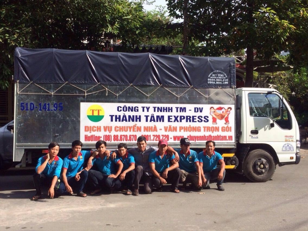 Nhân viên cung cấp dịch vụ chuyển nhà Thành Tâm tại TPHCM
