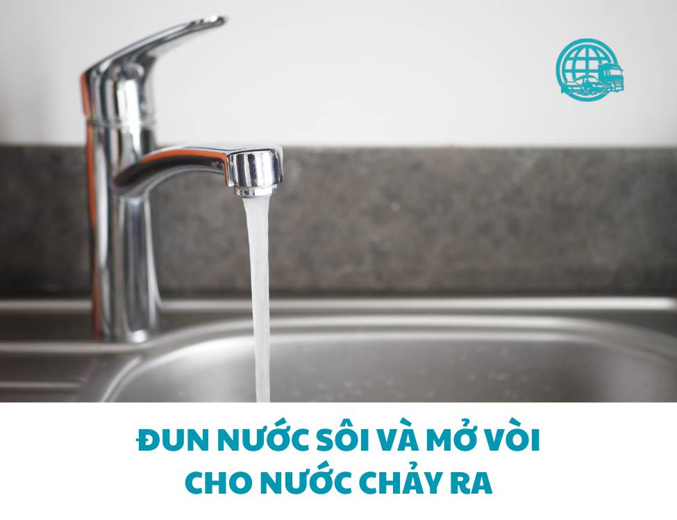 Đun nước sôi và mở vòi cho nước chảy ra