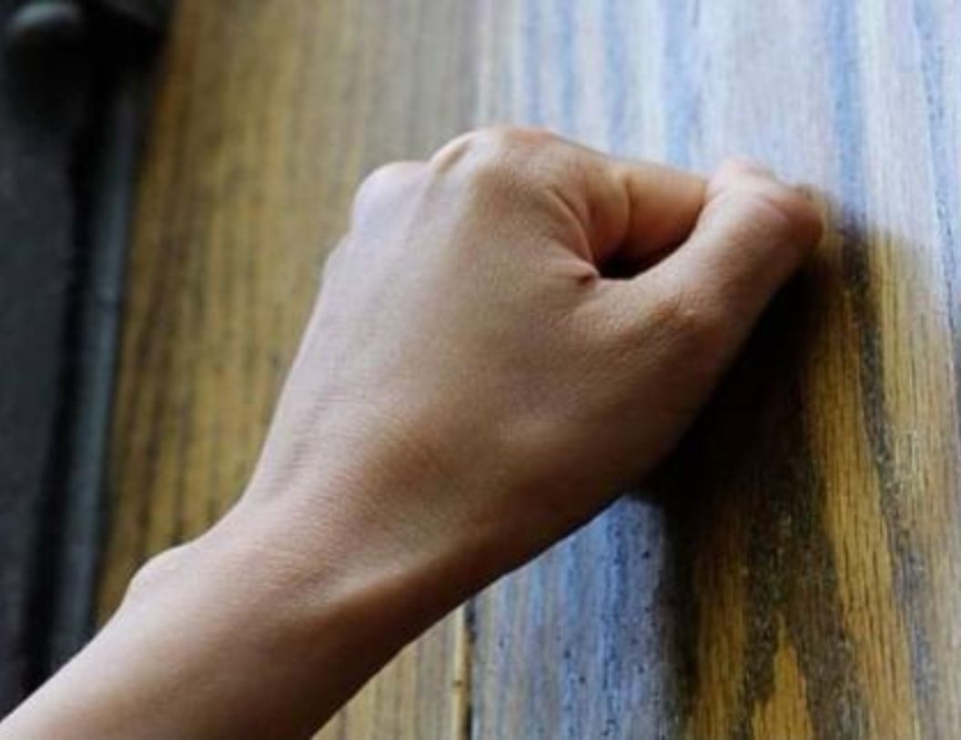 gõ cửa 3 lần trước khi vào nhà trọ