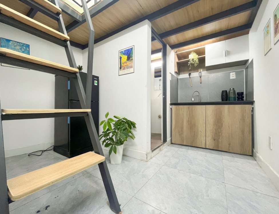 Vật liệu & kết cấu tạo cảm giác cao cấp: kim loại, đá nhân tạo, vải dày, gỗ sáp