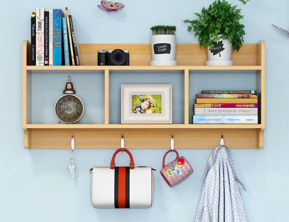 Tận dụng kệ treo, tủ cao sát trần, kệ tường để giảm đồ trên sàn