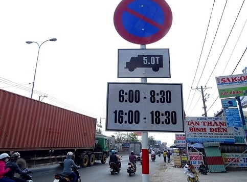 Biển cấm giờ xe tải hoạt động trong thành phố 