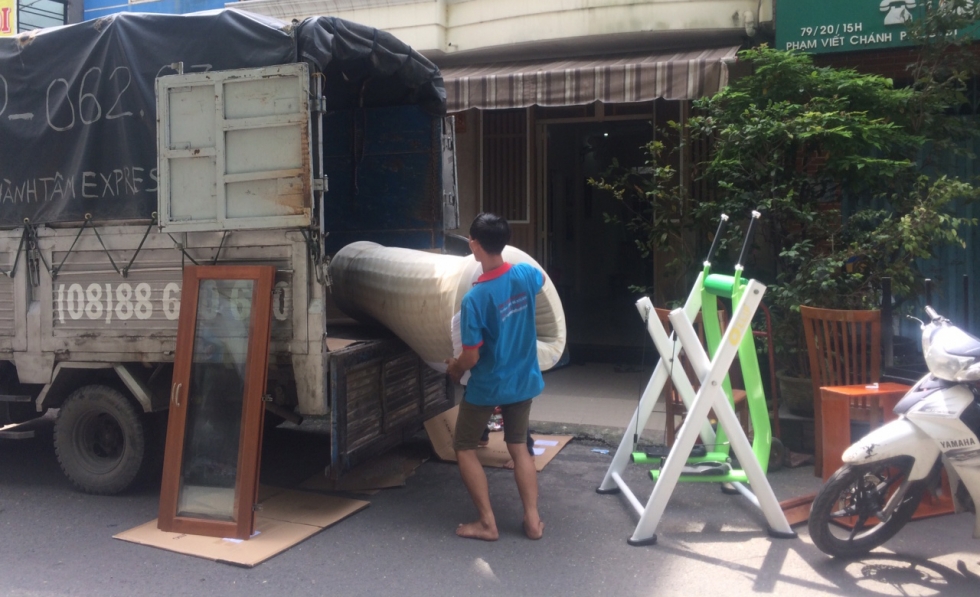Nhân viên dịch vụ chuyển nhà trọn gói Thành Tâm đang phục vụ khách hàng