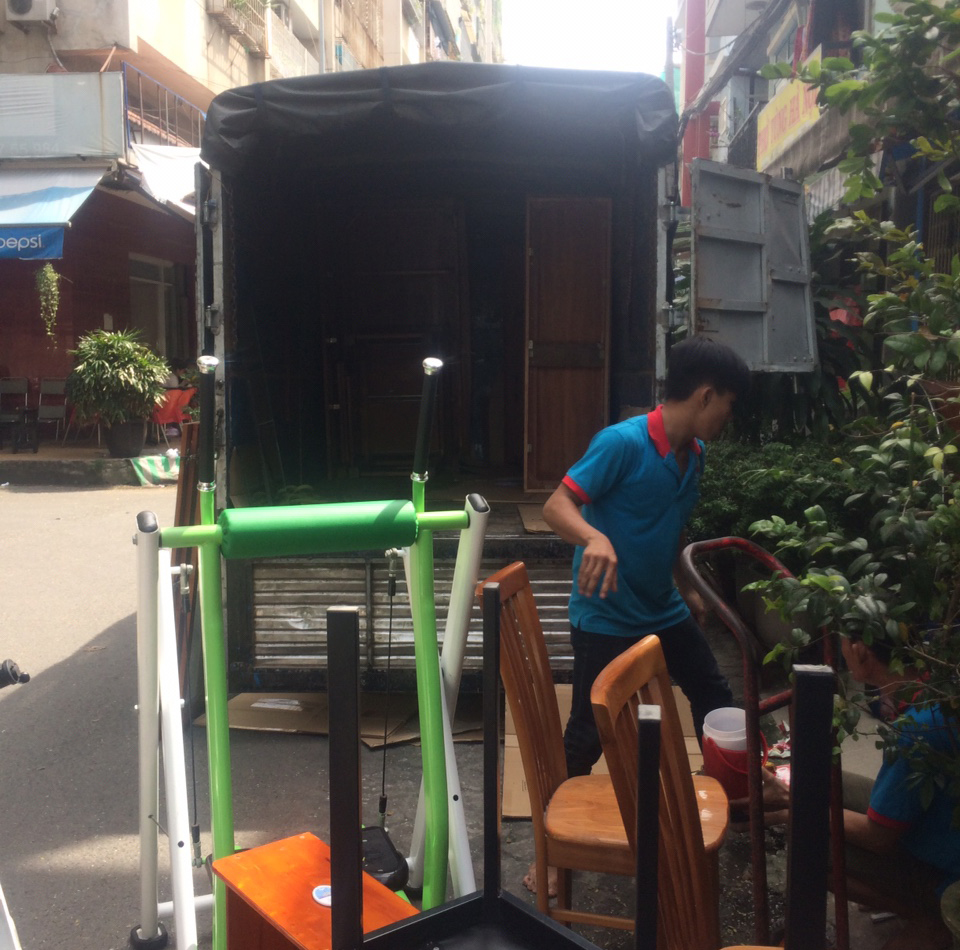 Nhân viên dịch vụ chuyển nhà trọn gói Thành Tâm đang phục vụ khách hàng