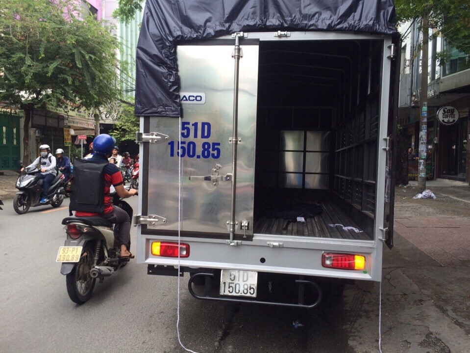 Mặt sau xe taxi tải chuyển nhà trọn gói công ty Thành Tâm